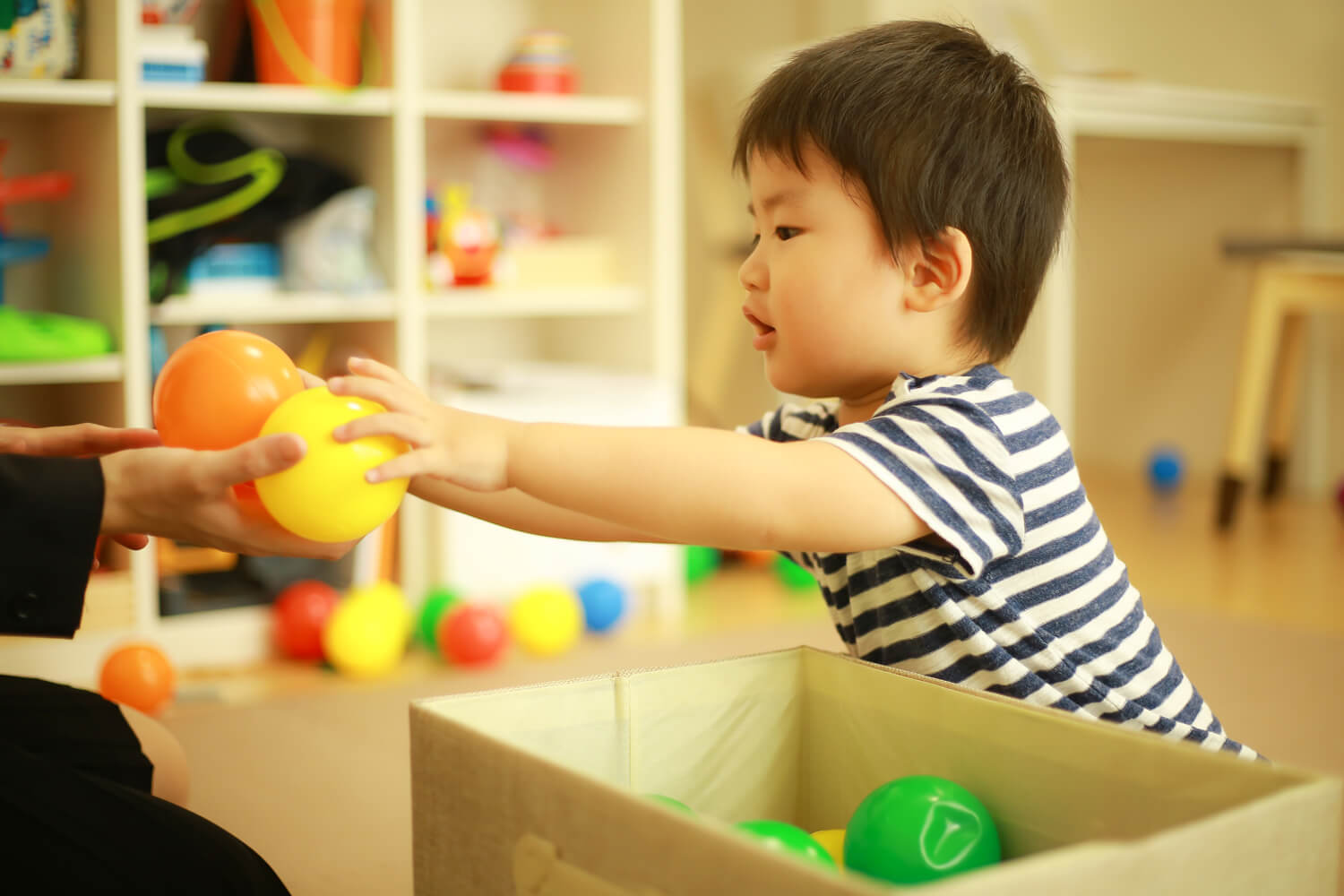 片付けをする子供の写真