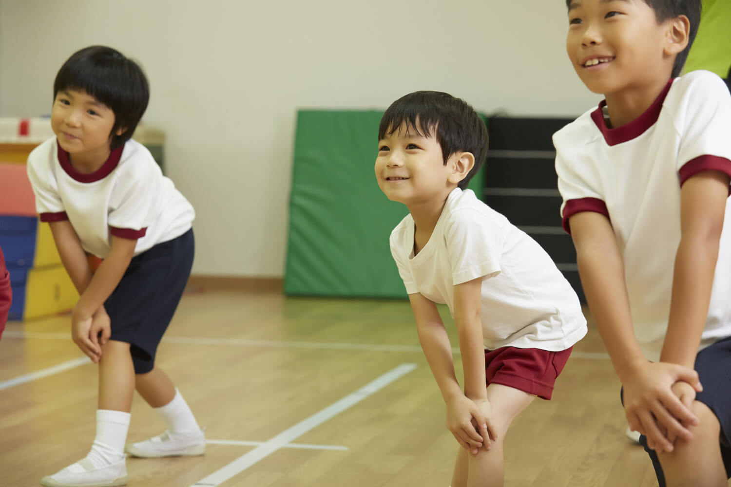 運動する子供たちの写真