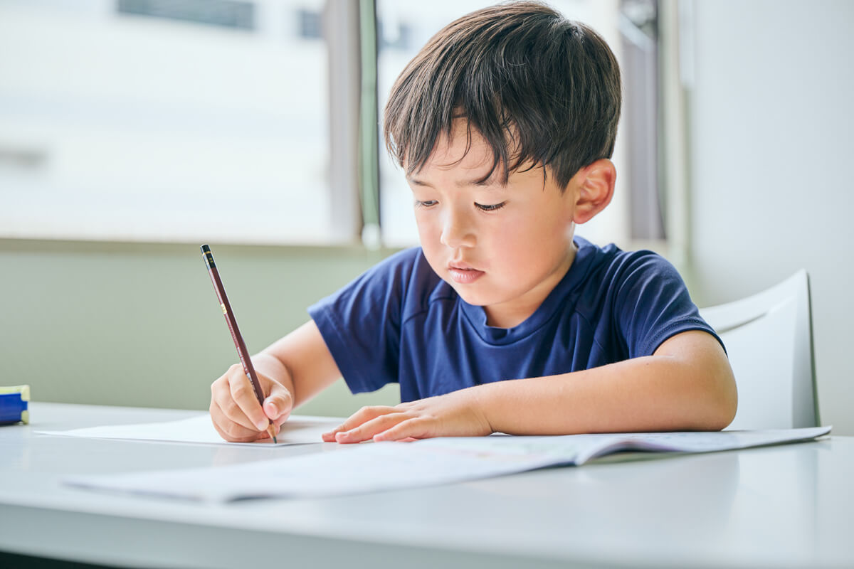 宿題をする子供たちの写真