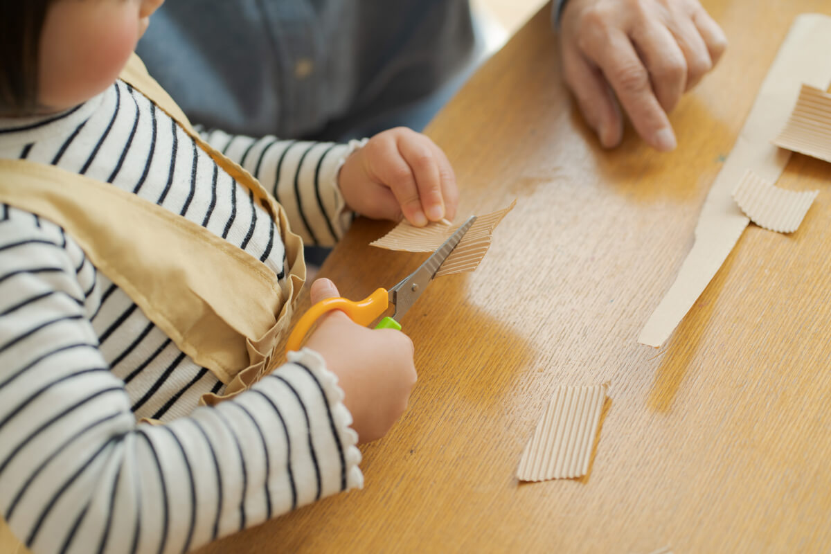 工作をする子供の写真