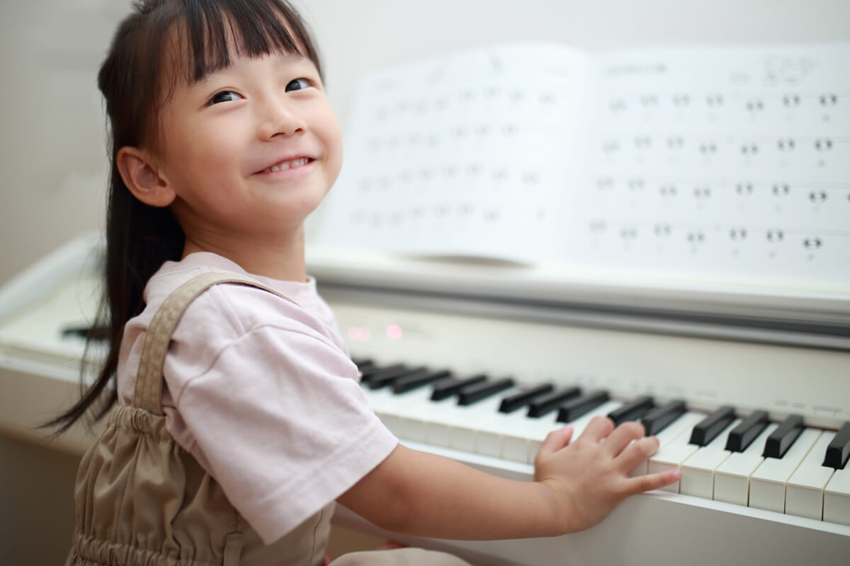 ピアノを弾く女の子の写真