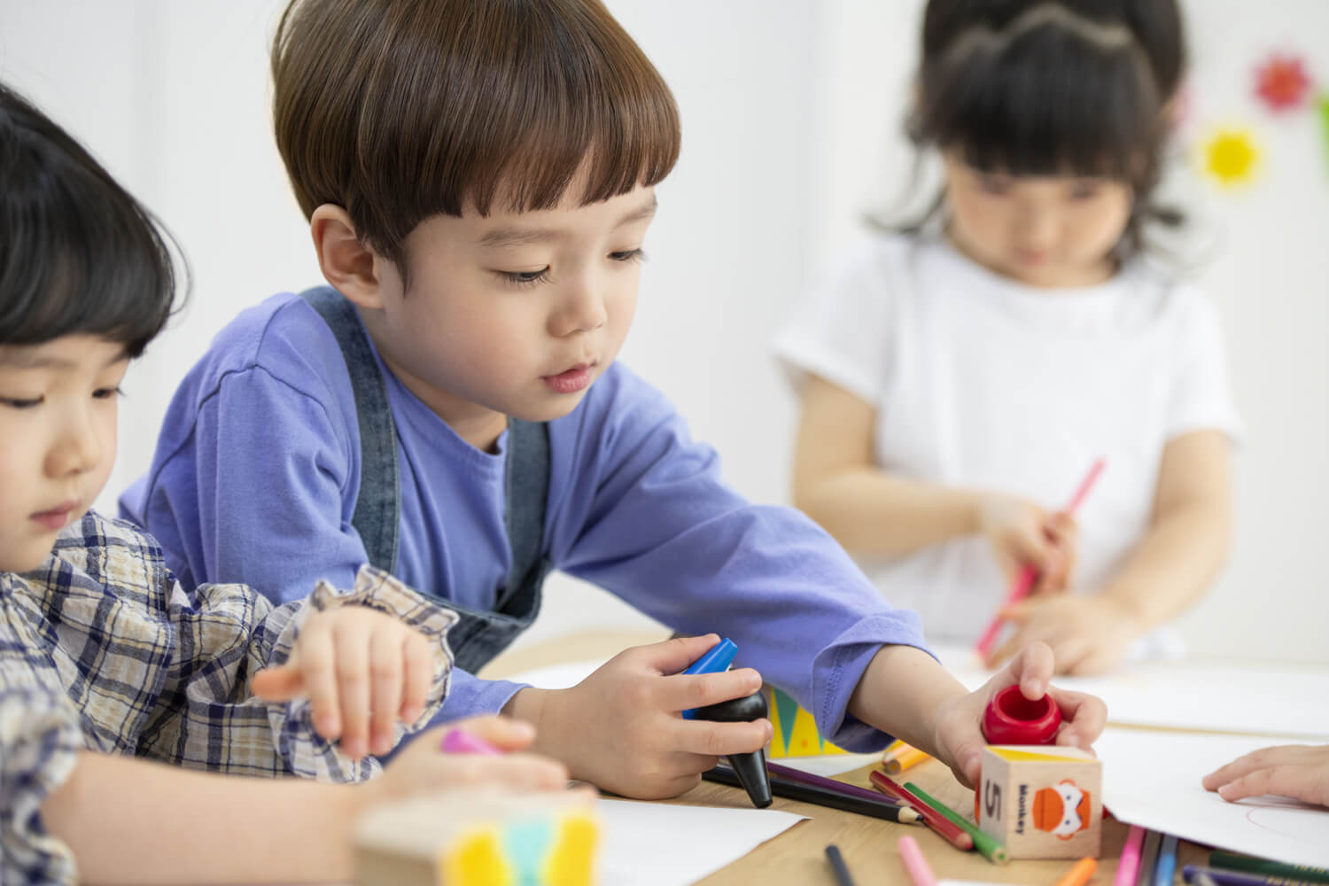 遊んでいる子供の写真