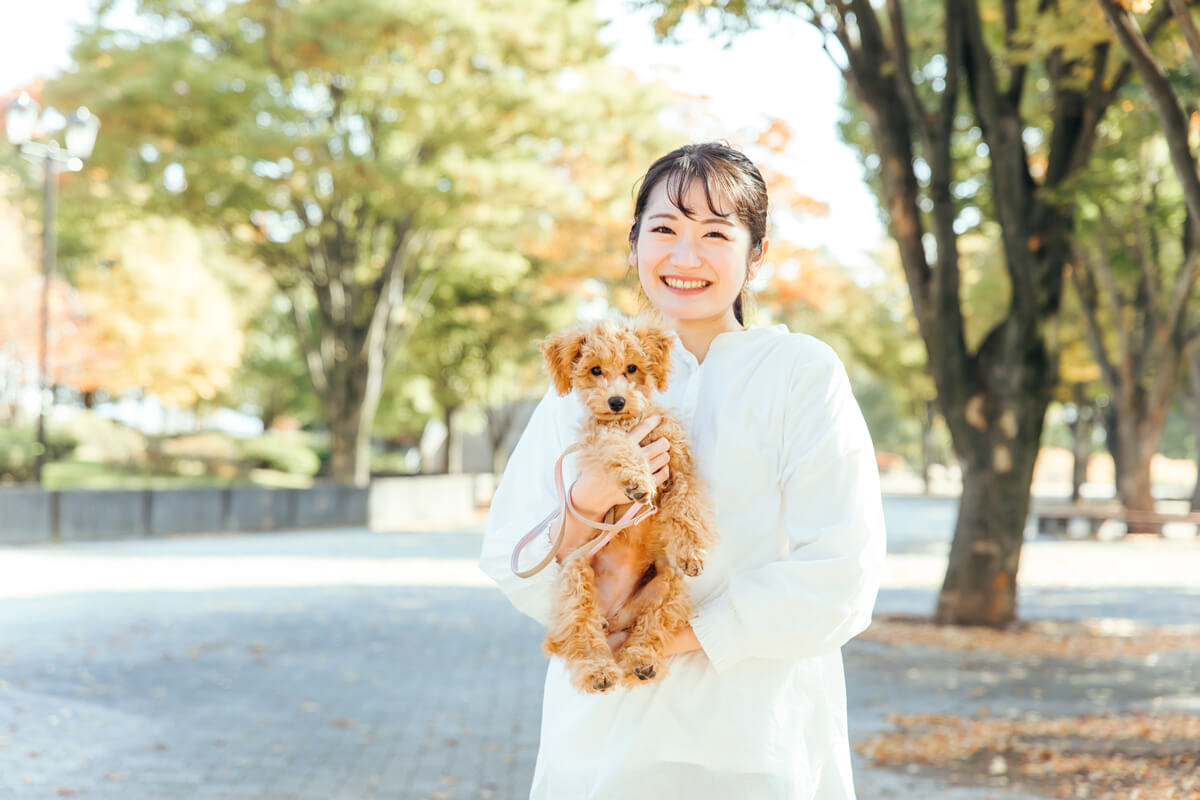 犬を抱く女性の写真