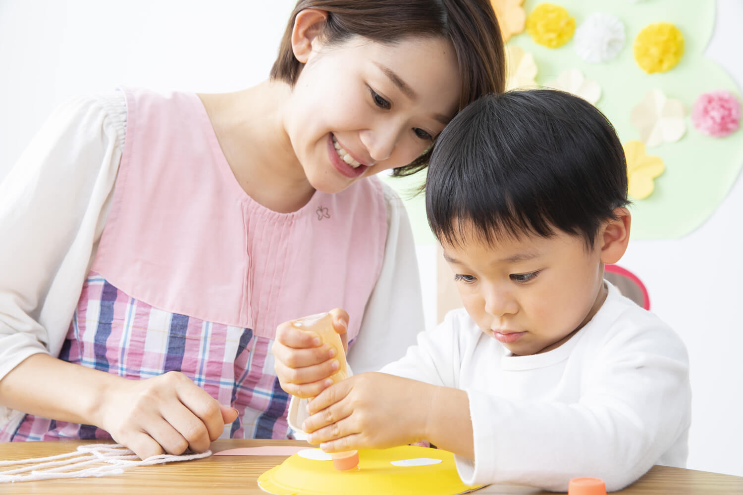 先生から教わっている子供の写真