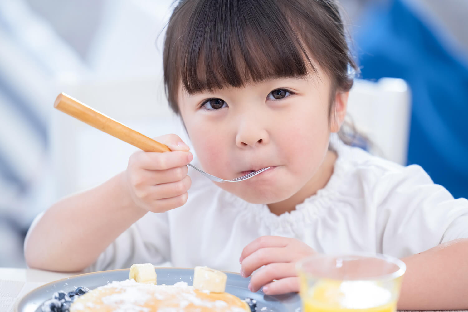 おやつを食べる子供の画像