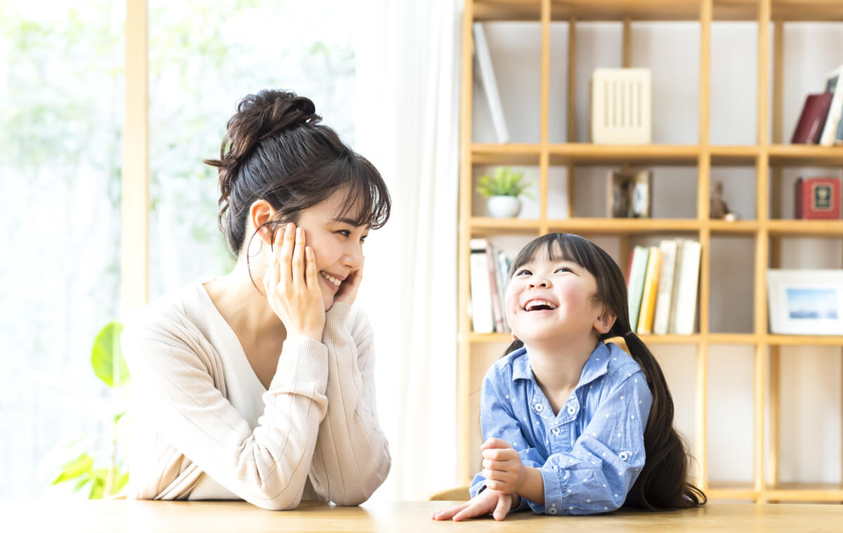 会話をする子供の写真