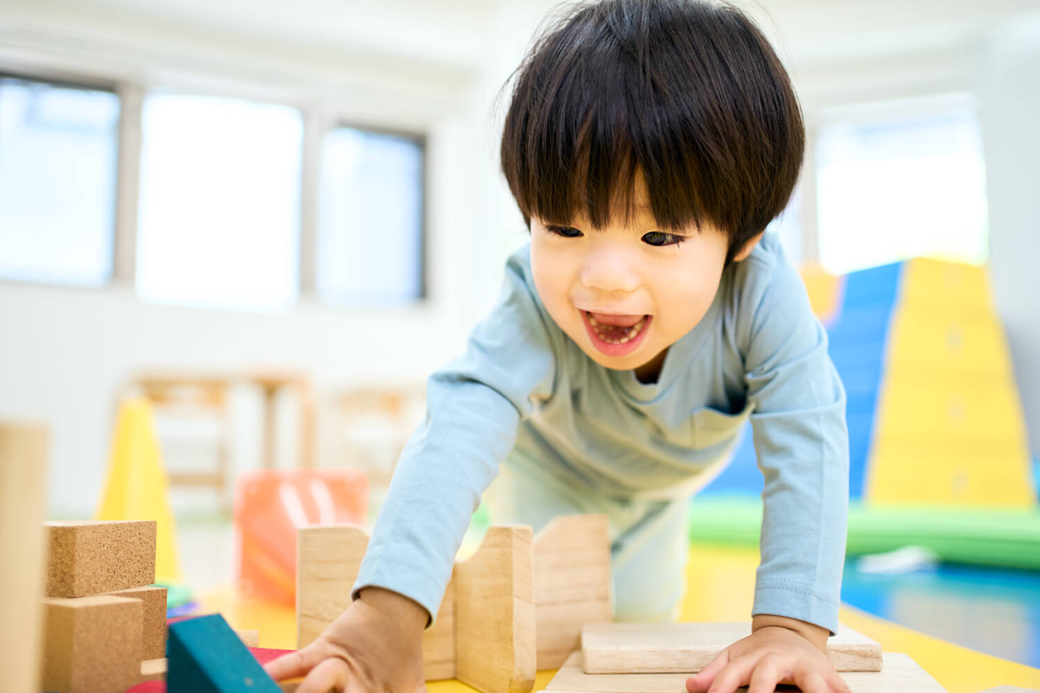 遊んでいる男児の画像